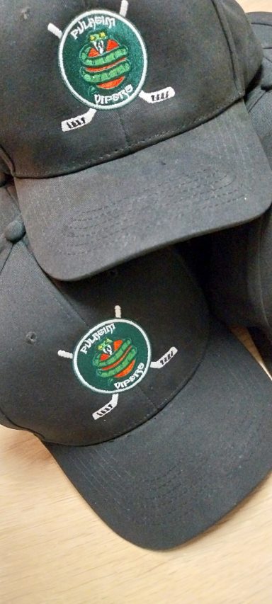 Zwei schwarze Mützen mit einem grünen Logo und gekreuzten Schlägern.